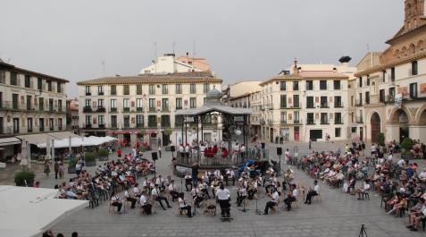 La Banda de Música de Tudela interpreta un tema mientras danzaris y gaiteros actúan en el quiosco ante el público asistente. La Banda de Música de Tudela interpreta un tema mientras danzaris y gaiteros actúan en el quiosco ante el público asistente.