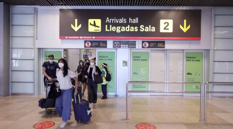 Aeropuerto Adolfo Suarez Madrid Barajas Varios viajeros, en el aeropuerto Adolfo Suárez Madrid-Barajas.