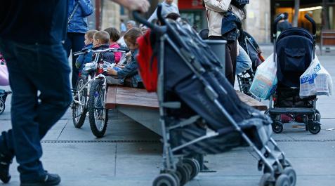 maternidad Un padre, en Estella, con un cochecito de bebé
