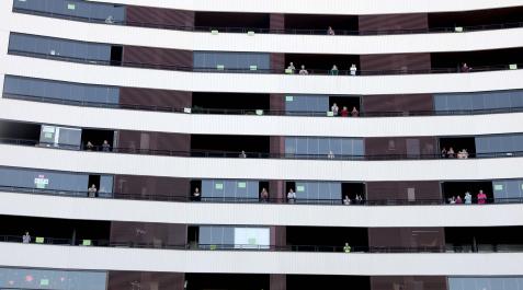 Vecinos de Erripagaña aplaudiendo a los sanitarios desde sus balcones durante el confinamiento Vecinos de Erripagaña aplaudiendo a los sanitarios desde sus balcones durante el confinamiento