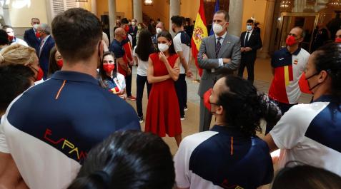 Reyes Los reyes Felipe VI y Letizia, durante su encuentro con varios miembros del equipo olímpico español participante en los Juegos Olímpicos de Tokio 2020.