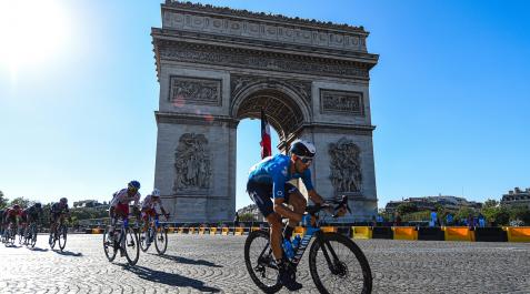 imanol-erviti Imanol Erviti, ayer pasando por el Arco del Triunfo de París en la última etapa del Tour 2021