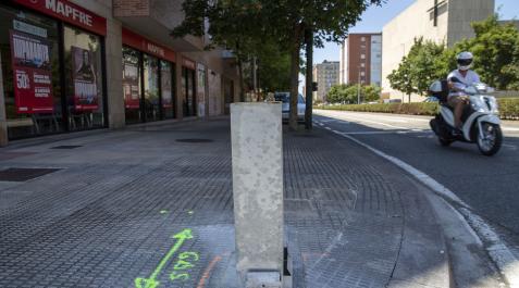 Instalación de un parquímetro en la avenida del San Jorge, a la altura de la oficina de Mapfre que es punto de información de la ORA
