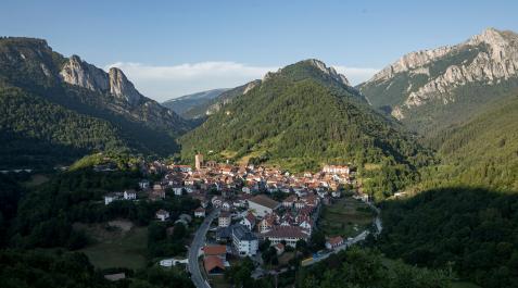 Isaba-verano-navarra Vista del pueblo de Isaba desde una de las montañas cercanas, desde donde se distingue el helipuerto y la parroquia de San Cipriano