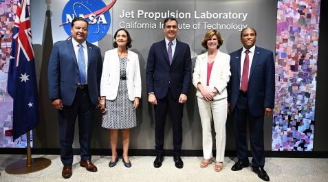 PedroSachezNASA El presidente Pedro Sánchez y la ministra Maroto junto a los responsables del Laboratorio de Propulsión a Reacción JPL de la NASA