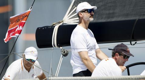 rey-felipe-regata El rey Felipe VI navegando en el Aifos durante una jornada de entrenamiento de una Copa del Rey de Vela anterior