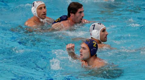 El español Alberto Munarriz (2-d) celebra una acción en el encuentro correspondiente al grupo B de Waterpolo entre Serbia y España