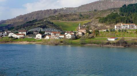 Fotografía de archivo de 2016 de la vista del embalse de Eugi y de fondo el pueblo Fotografía de archivo de 2016 de la vista del embalse de Eugi y de fondo el pueblo