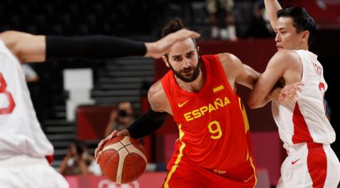 El base español Ricky Rubio trata de zafarse de la defensa de la selección japonesa durante el primer partido de la selección española
