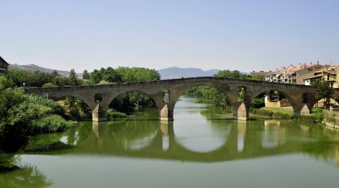 El puente románico es el emblema de Puente la Reina, localidad donde confluyen el camino francés y aragonés