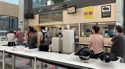embarque aeropuerto pamplona Momento del embarque de pasajeros en el aeropuerto de Pamplona con destino Palma de Mallorca