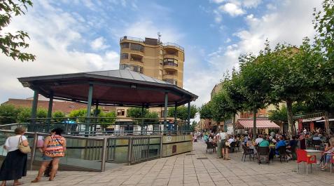 Imagen del Paseo de Lodosa, punto de reunión de los vecinos de todas las edades, con el quiosco de música en primer plano