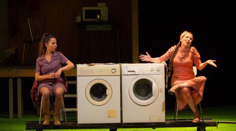 Las actrices Lucía Espín, Mari Paz Sayago, en un momento de la representación de La pasión de Yerma, la obra que esta noche podrá verse en el escenario de La Cava. Las actrices Lucía Espín, Mari Paz Sayago, en un momento de la representación de La pasión de Yerma, la obra que esta noche podrá verse en el escenario de La Cava.