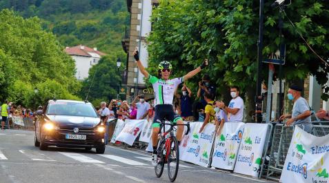 vuelta-pamplona-ochagavia El ciclista del Finques Feliu, Ignasi Lambea, levanta los brazos tras proclamarse vencedor en Ochagavía de la segunda etapa