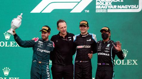 ocon-formula1 Podio del Gran Premio de Hungría con Esteban Ocon (Alpine) primero, Sebastian Vettel (Aston Martin) segundo y Lewis Hamilton (Mercedes), tercero