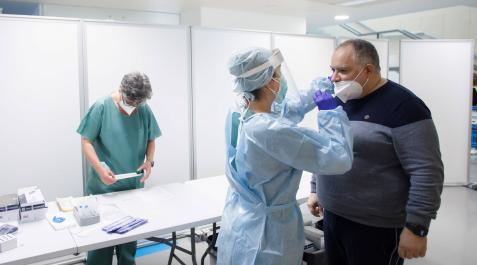 Casi 300 sanitarios se han contagiado en Navarra en las dos últimas semanas Una sanitaria realiza un test de antígenos en el centro de salud del Segundo Ensanche de Pamplona