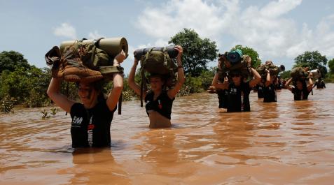 Rumbo a la libertad Republica Dominicana Los jóvenes expedicionarios atraviesan un río en África, en una de las últimas ediciones de España Rumbo al Sur