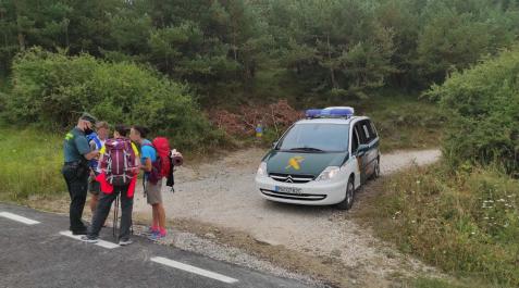 La Guardia Civil, con un grupo de peregrinos La Guardia Civil, con un grupo de peregrinos