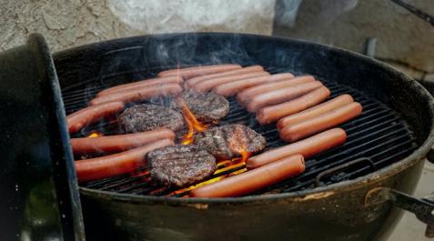Las hamburguesas y salchichas tienen un contenido elevado de grasas saturadas Las hamburguesas y salchichas tienen un contenido elevado de grasas saturadas