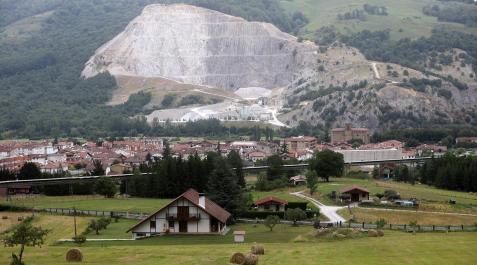 Olazagutía, al pie de la montaña Olazagutía se encuentra a 53km de Pamplona y a menos de cuatro kilómetro de la frontera con Álava