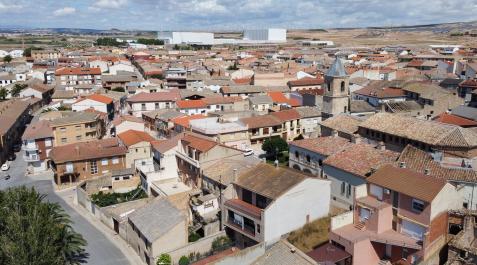 Turismo en torno a Bardenas Vista aérea de Fustiñana con la iglesia de Nuestra Señora de la Asunción a la derecha y parte de la Bardena Negra al fondo