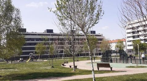 Berriozar Vista de la plaza y la pista en la que se producen los ruidos de los que hablan los vecinos