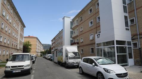 Un millar de viviendas de la Txantrea afronta su rehabilitación El grupo Santiago ya tiene parte de sus edificios con envolvente y ascesores