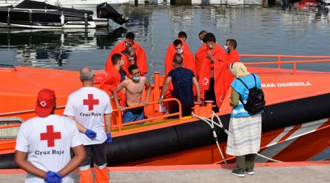 Patera con inmigrantes en Gibraltar. Imagen de archivo del rescate de varios inmigrantes llegados en patera a Gibraltar.