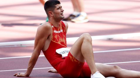 asier-martinez-(2) Asier Martínez se recupera sentado en la pista tras correr la final olímpica de los 110 m vallas