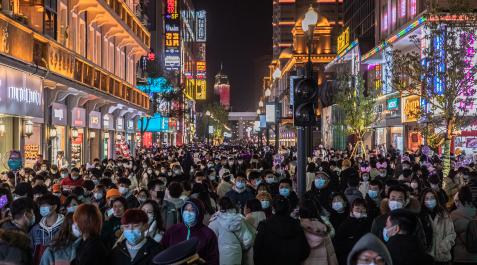 Una calle de mercado en Wuhan, el pasado mes de diciembre. Desde entonces, las mascarillas han dejando poco a poco paso a las sonrisas Una calle de mercado en Wuhan, el pasado mes de diciembre. Desde entonces, las mascarillas han dejando poco a poco paso a las sonrisas