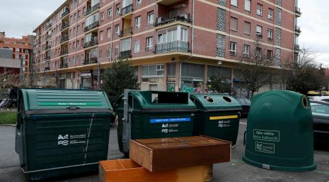 El control policial de los residuos no comenzará hasta septiembre Muebles abandonados junto a un grupo de contenedores, este año en Pamplona