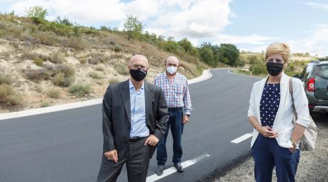 El consejero Ciriza, el alcalde de Aras, Jesús Carlos Fernández, y la alcaldesa de Viana, Yolanda González, en el tramo de carretera renovado entre ambas localidades El consejero Ciriza, el alcalde de Aras, Jesús Carlos Fernández, y la alcaldesa de Viana, Yolanda González, en el tramo de carretera renovado entre ambas localidades