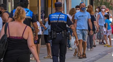 Dos agentes de la Policía Municipal de Estella recorren a pie el centro de la ciudad Dos agentes de la Policía Municipal de Estella recorren a pie el centro de la ciudad