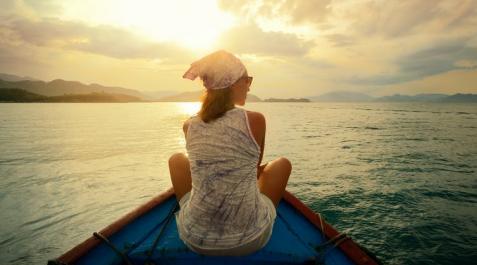 Una personas, en una barca, de vacaciones Descansar aumenta la flexibilidad cognitiva