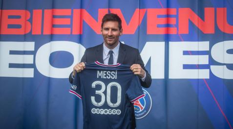Messi Lionel Messi posa con la camiseta del PSG.