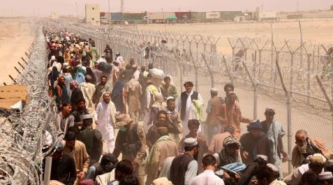 Cientos de personas en la frontera entre Pakistán y Afganistán esperan para cruzar Cientos de personas en la frontera entre Pakistán y Afganistán esperan para cruzar
