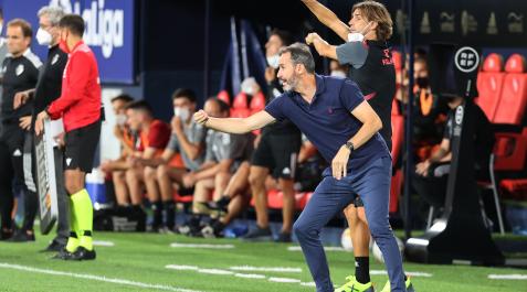 Vicente Moreno, técnico del Espanyol, dando instrucciones en El Sadar Vicente Moreno, técnico del Espanyol, dando instrucciones en El Sadar