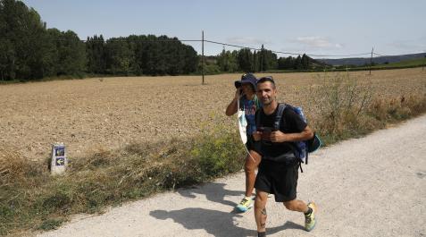 Fátima Nuarte y Xavi García Boladeros en su trayecto desde Muruzabal hasta Puente La Reina Fátima Nuarte y Xavi García Boladeros en su trayecto desde Muruzabal hasta Puente La Reina