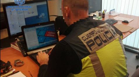Un agente de Policía Nacional, frente a un ordenador en una imagen de archivo. Un agente de Policía Nacional, frente a un ordenador en una imagen de archivo.