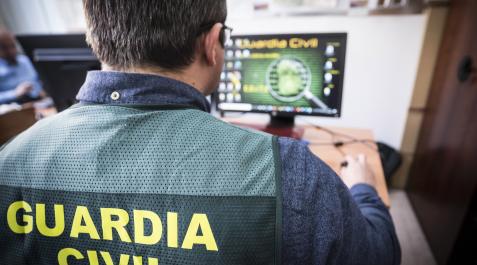 Un agente de Guardia Civil Un agente de Guardia Civil