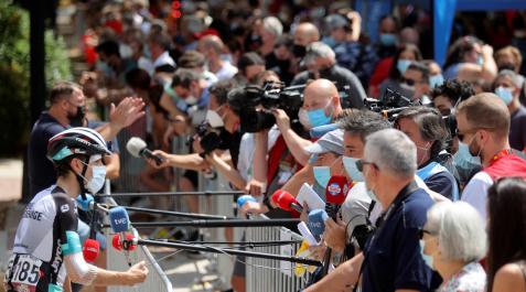 Mikel Nieve El español Mikel Nieve, del equipo BikeExchange, atiende a los periodistas en la salida de la sexta etapa de La Vuelta a España