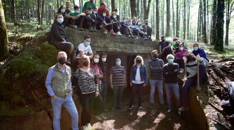 24 jóvenes de 11 comunidades participan en Eugi en la recuperación de búnkeres del franquismo Los voluntarios, responsables del campo y los representantes del Gobierno de Navarra y Eugi