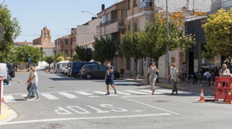 Varios vecinos caminan por la calle Caballeros templarios de Ribaforada, en pleno centro de Ribaforada Varios vecinos caminan por la calle Caballeros templarios de Ribaforada, en pleno centro de Ribaforada