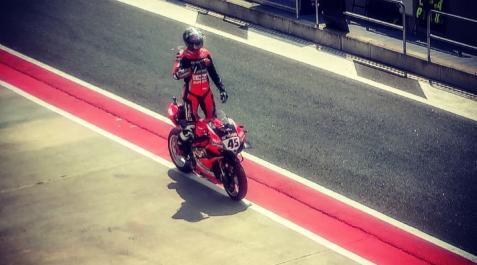 Redding estrena el circuito de Navarra Scott Redding del Ducati Corse celebrando su victoria