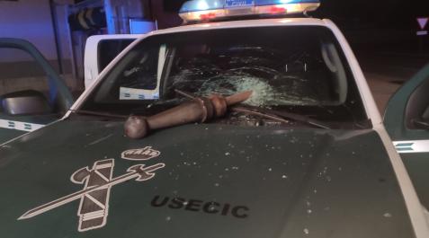 aibar-guardia-civil Bolardo de hierro lanzado en Aibar contra un coche de la Guardia Civil