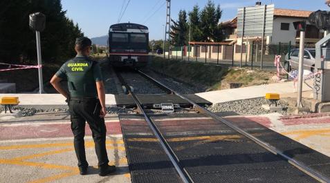 Tren detenido en el paso a nivel de Esquiroz Tren detenido en el paso a nivel de Esquiroz