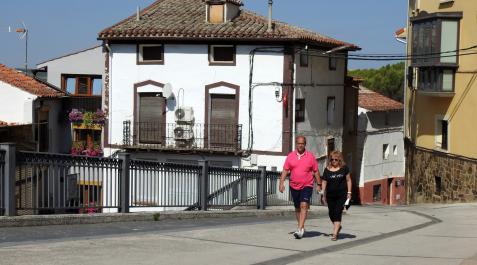 Sesma, fibra óptica para fijar población Una pareja accede al centro de Sesma por una de las múltiples calles que desembocan en la plaza de la Diputación