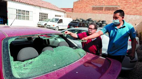 Imagen del estado en el que quedó uno de los coches dañados por la granizada caída en Fustiñana el día 10 de agosto Imagen del estado en el que quedó uno de los coches dañados por la granizada caída en Fustiñana el día 10 de agosto