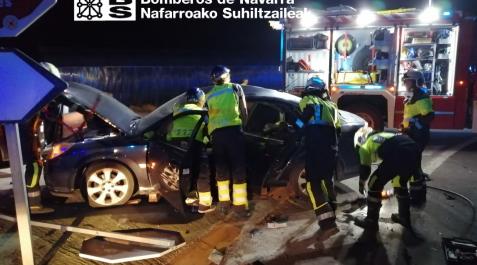 Imagen del momento del rescate del conductor de uno de los vehículos implicados en el accidente. Imagen del momento del rescate del conductor de uno de los vehículos implicados en el accidente.