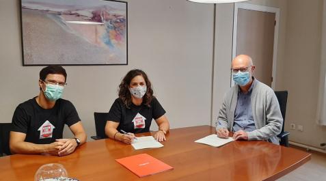 Andrés Carbonero, en la firma del convenio con responsables de Elkarlan Andrés Carbonero, en la firma del convenio con responsables de Elkarlan